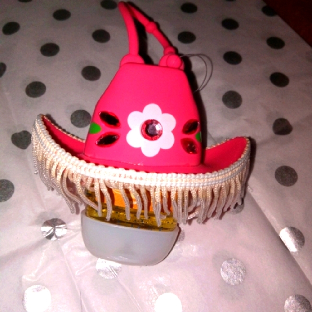 B&BW Cowgirl Hat Pocketbac Holder W/ Sanitizer